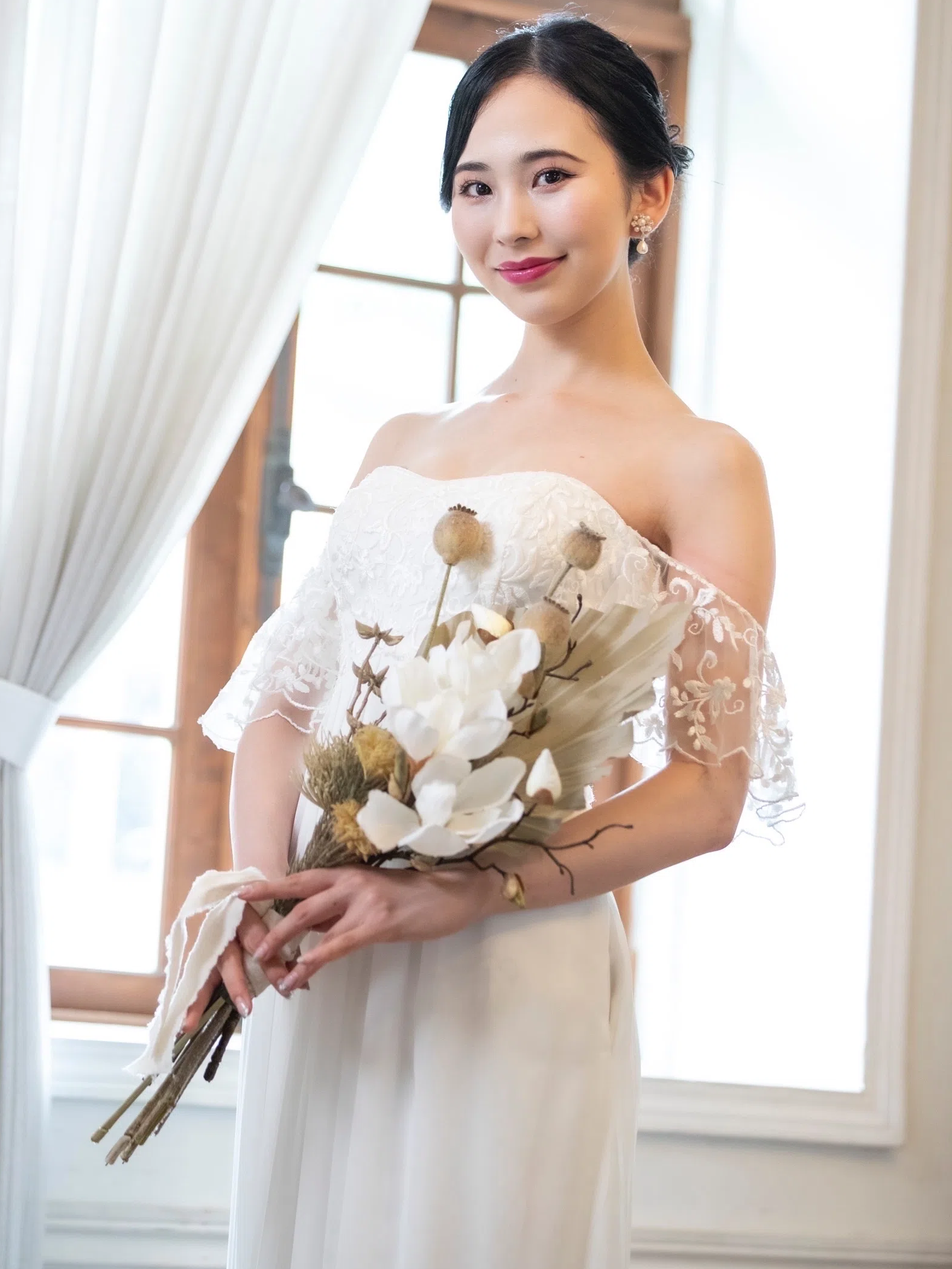 ブーケを持つ新婦役のモデル