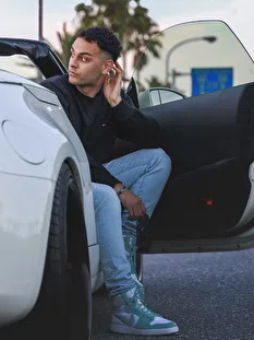 priv3__arash-2802-polaroid_waist_up_photo-676baa885db6d-676baa885db74-676baa885db75