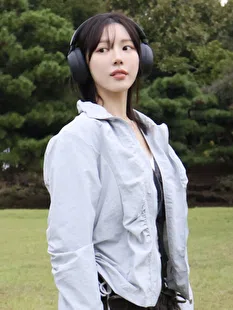 Yu kyeong Song 4124 Image polaroid waist up photo