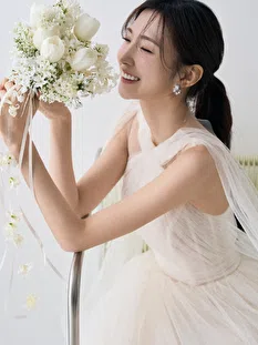 Ayeong Jang 4133 Image polaroid waist up photo