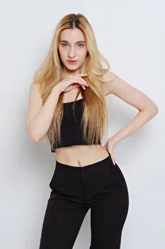 Lisa Bricmont 4166 Image polaroid waist up photo