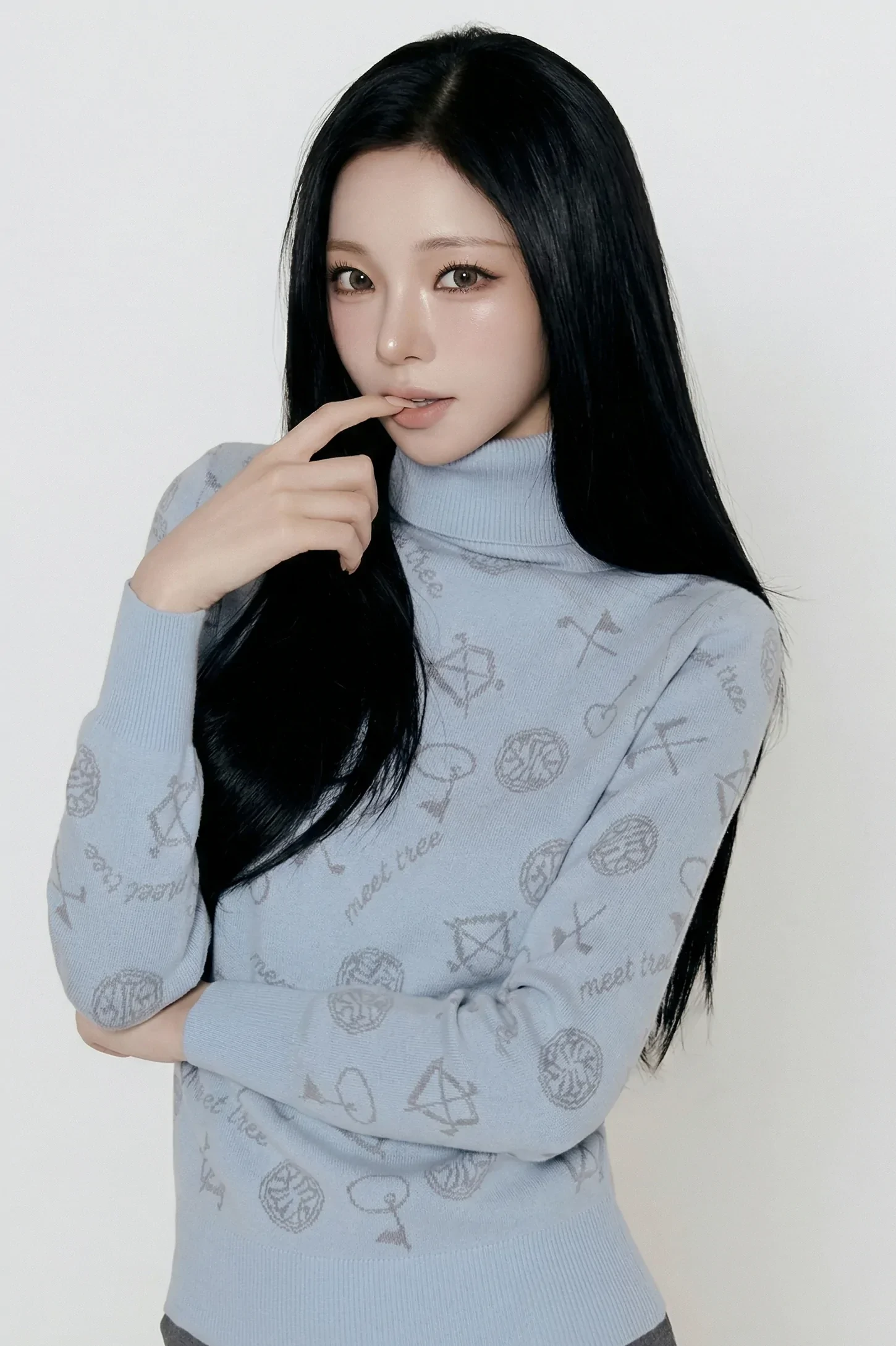 Photo 4 is for HYEJIN.