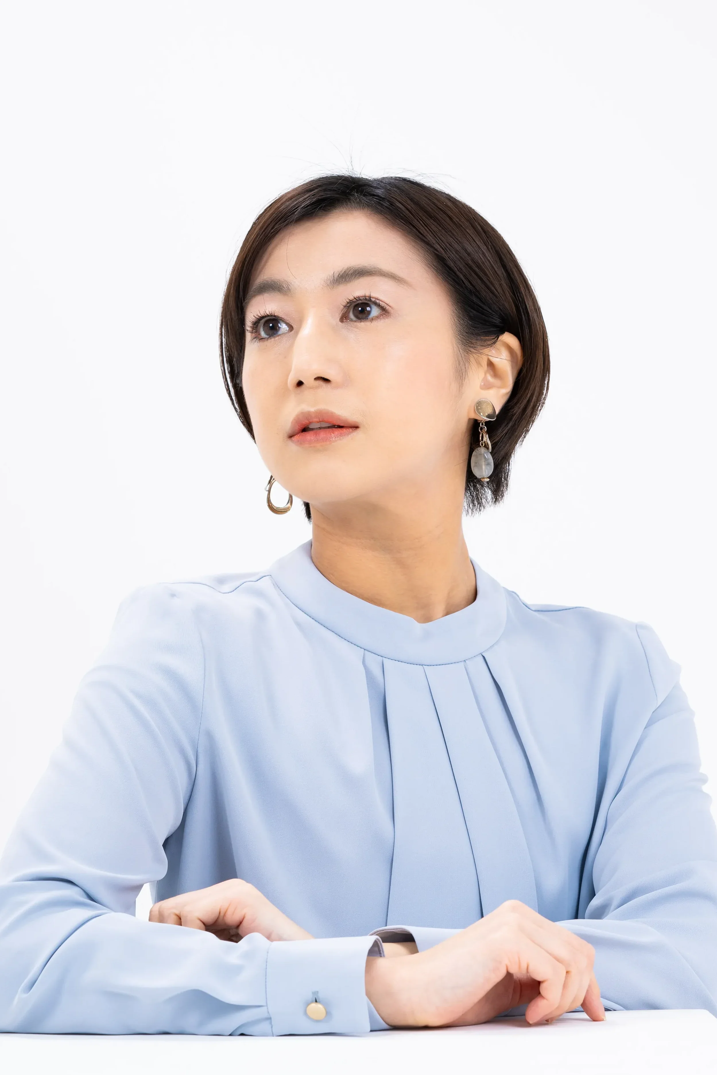 ブラウス姿の所属メンバー