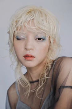 さし - モデル - Liliana Models